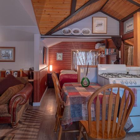 Hillside Bungalows Банф Екстериор снимка